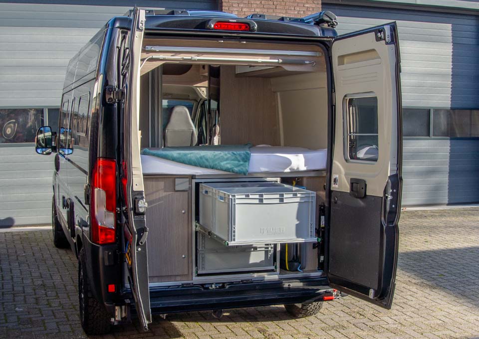 In de bagageruimte onder het bed van de P&ouml;ssl 2Win R Performance is een solide en zeer praktisch ladesysteem gemonteerd