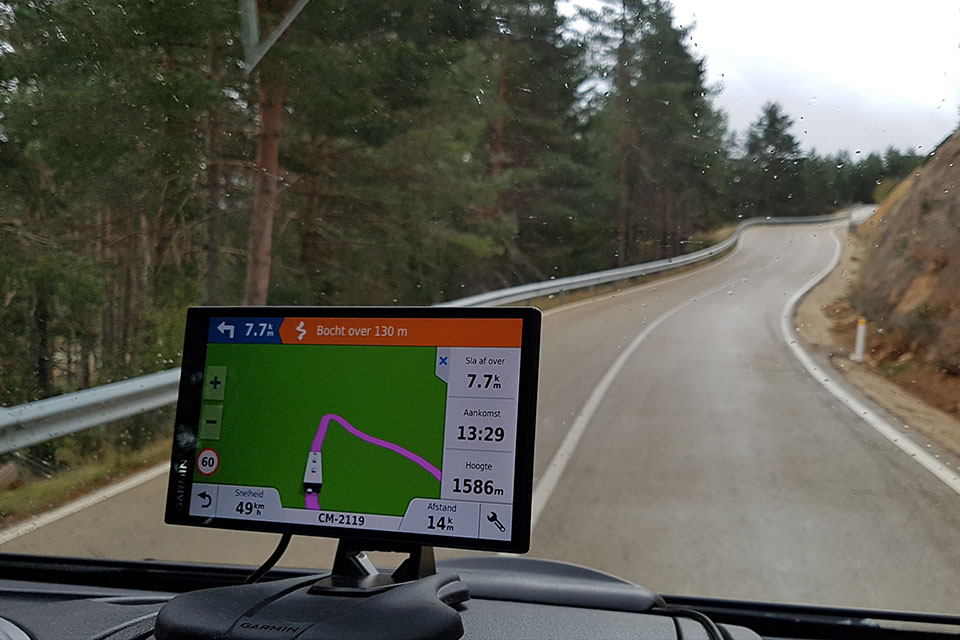 Garmin navigatie met groot scherm voor op het dashboard