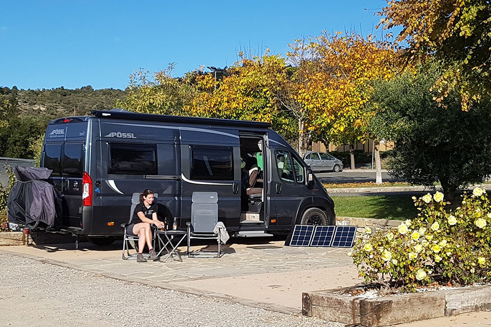 Mobile zonnepaneel om bij te huren om offgrid te kunnen staan bij camper huren