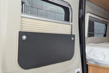 Het Campertrek Kussenbord voor het raam van de Pössl Roadstar 600L
