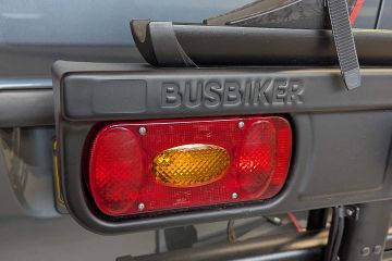 Het Busbiker achterlicht links is geïntegreerd in de Busbiker verlichtingsbalk van de X290 en XM290 modellen.