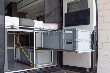 De ladesystemen voor buscampers zijn van zware kwaliteit en worden door Campertrek volledig met de hand en exact op maat vervaardigd