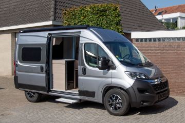 Pössl Roadcamp R met geopende schuifdeur