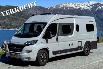 Pössl Roadcruiser met automaat geparkeerd voor besneeuwde bergtoppen