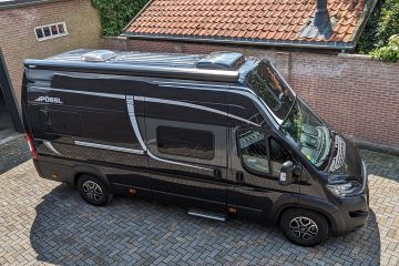 Rechterzijde van de huurcamper Pössl Roadcruiser XL van boven gezien.