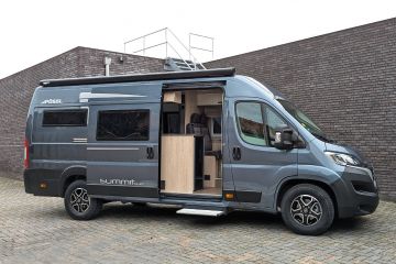 Huurcamper Pössl Summit 640 rechterzijde met geopende schuifdeur