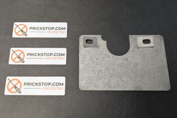 Prickstop beveiliging voor de bestuurdersdeur met 3 Prickstop Protected stickers met witte achtergrond