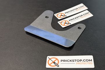 Prickstop achterdeurbeveiliging voor het cilinderslot van de buscamper met drie stickers met witte achtergrondkleur