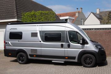 Poessl Roadcruiser Heavy chassis uit 2024 met 165pk te koop bij Campertrek Buscampers met Artensegrijze metallic lakkleur en matzwarte Heavy lichtmetalen wielen.