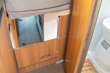 De Pössl Summit 600Plus heeft een nieuwe toegang gekregen tot de bagageruimte onder het bed, zodat je van binnenuit ook makkelijk bij je spullen kunt komen