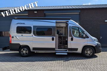 Rechterzijde van een Pössl Roadstar 600L buscamper met de  schuifdeur open