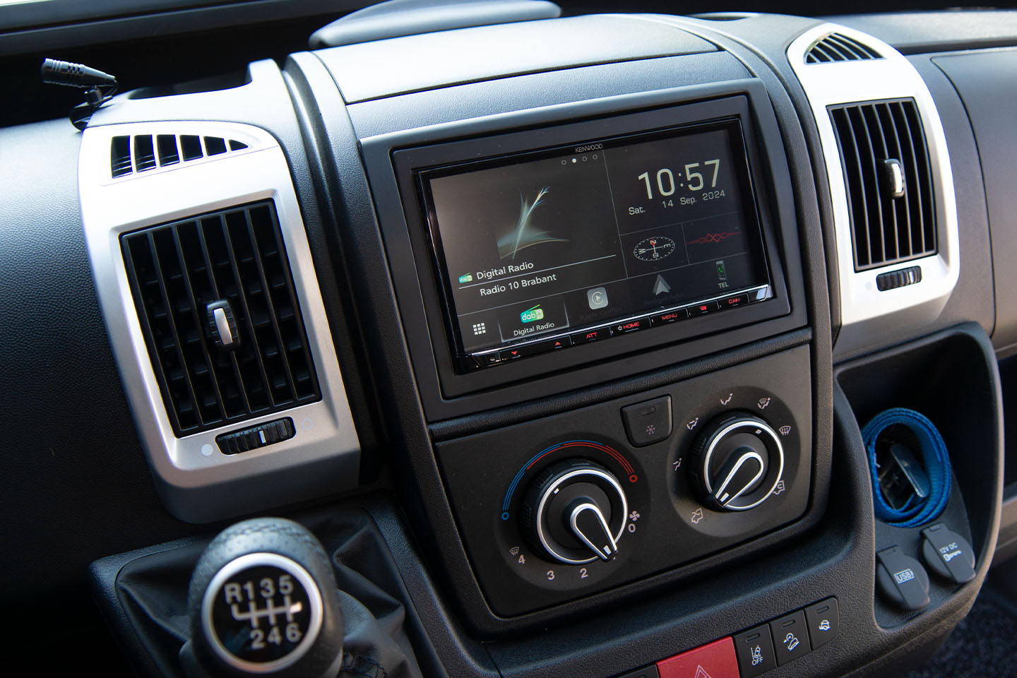 Dab+ radio met Android Auto en Carplay in een Pössl Roadcruiser