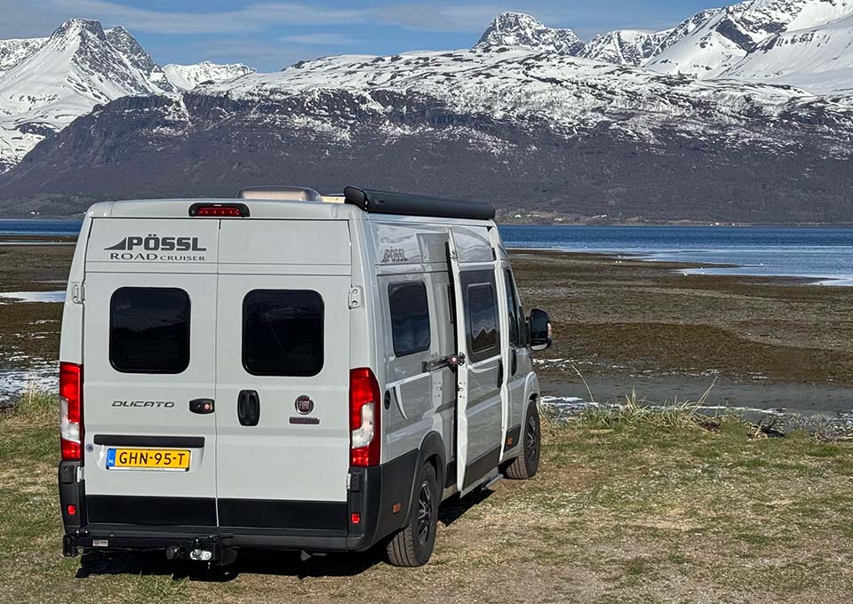 Achterzijde met camera van de P&ouml;ssl Roadcruiser met automaat en 160pk te koop bij Campertrek