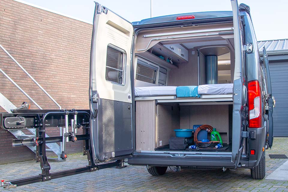 Bagageruimte onder het bed van een Pössl Roadcruiser met daarbij de Busbiker fietsendrager weggedraaid.