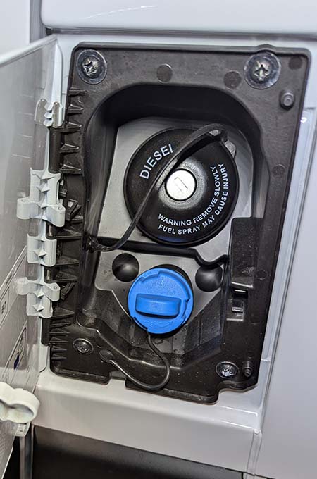 Zonder extra afsluiter is de dop van de AdBlue vulopening zo los te draaien