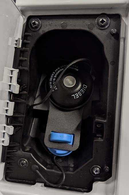 Door afsluiten van de tankdop wordt het Adblueslot vastgezet en daarmee de Adblue dop afgesloten