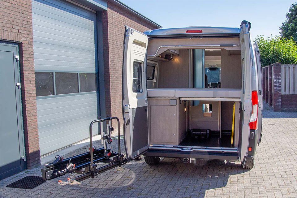 Een camper huren met aan de achterzijde een uitzwenkbare fietsendrager speciaal voor buscampers