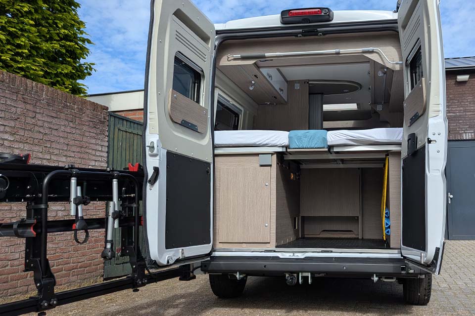 Bij Campertrek Buscampers kun je een camper huren met een Busbiker fietsendrager