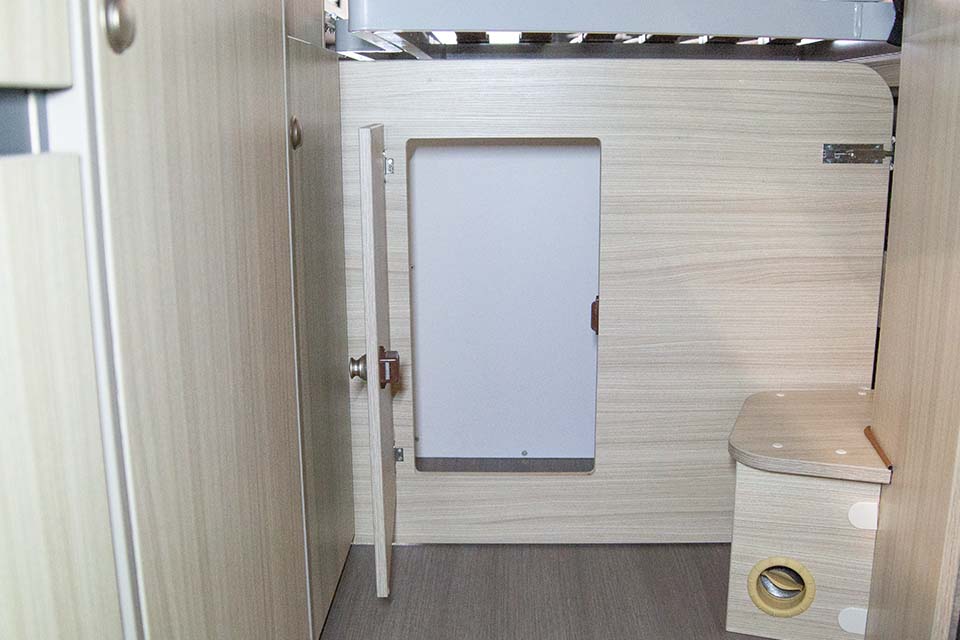 Adria Twin accessoires: aanpassing in het interieur voor effici&euml;nt opbergen
