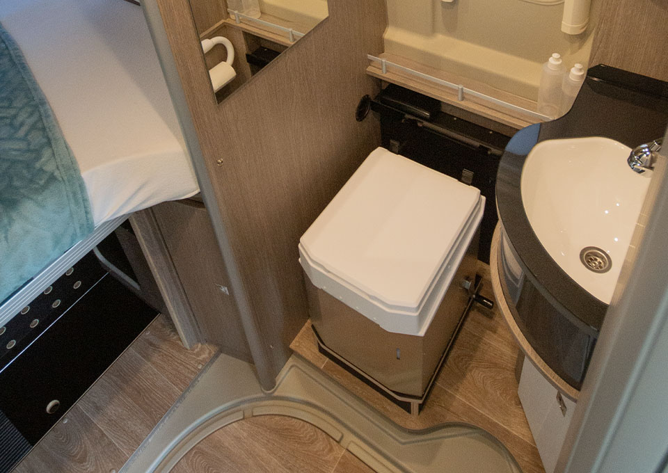 Het standaard chemisch toilet in de P&ouml;ssl buscamper is vervangen door het veel duurzamere en praktische BioTioo droogtoilet