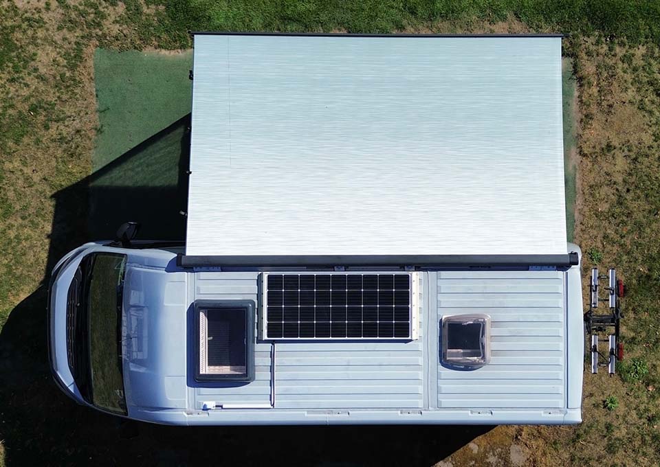 Drone foto van het dak en de luifel van de P&ouml;ssl Roadcruiser automaat uit 2021 te koop bij Campertrek