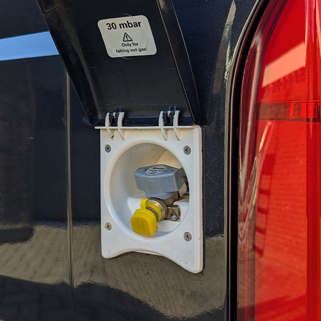 Buitenaansluiting om buiten de camper op gas te kunnen koken