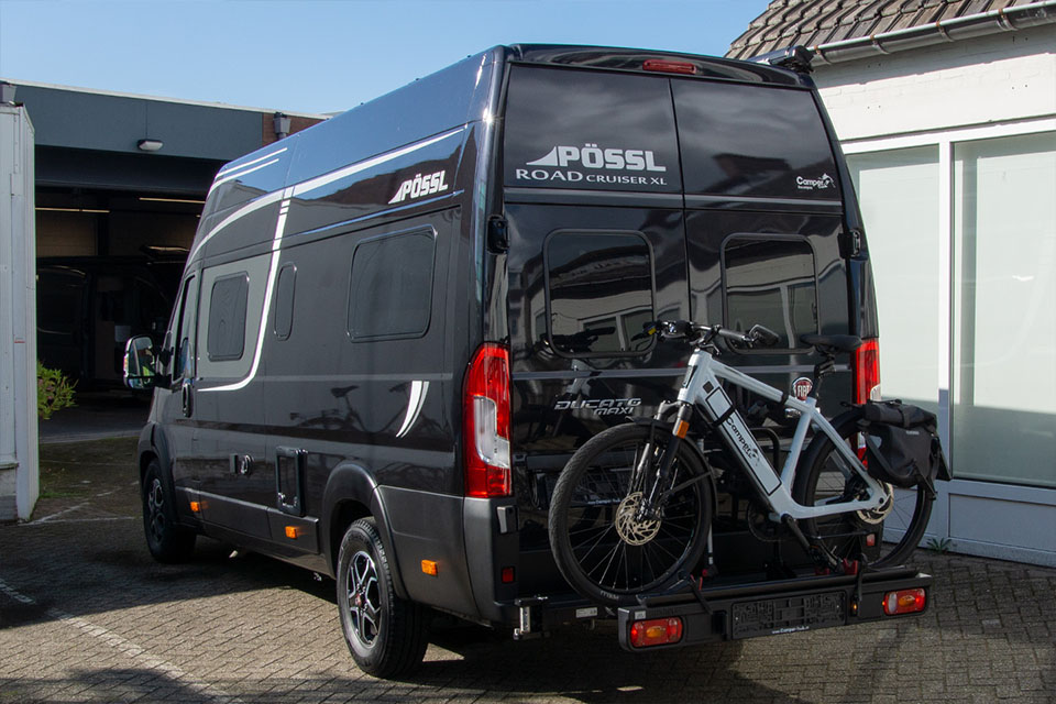 Een camper huren bij Campertrek is ook mogelijk voor lange mensen met deze Pössl Roadcruiser XL met H3 hoog dak.