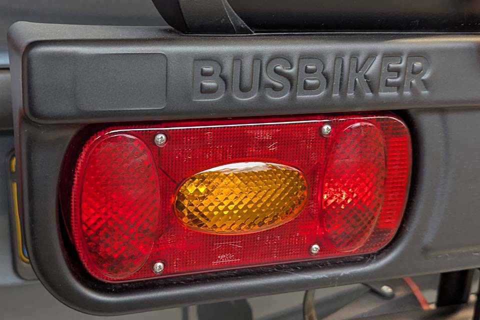 Het Busbiker achterlicht links met mistlamp is ge&iuml;ntegreerd in de Busbiker verlichtingsbalk van de Busbiker model X290 en XM290.