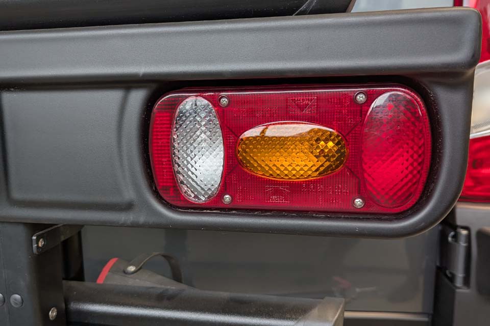 Het Busbiker achterlicht kan zowel op de Busbiker Alu-buis van de X(M)250 als in de Busbiker verlichtingbalk van de X(M)290 aangesloten worden.