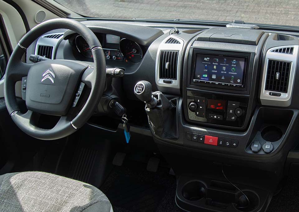 Dashboard van de huurcamper P&ouml;ssl 2Win R S met ingebouwde 2-din radio met Apple Carplay en Android Auto