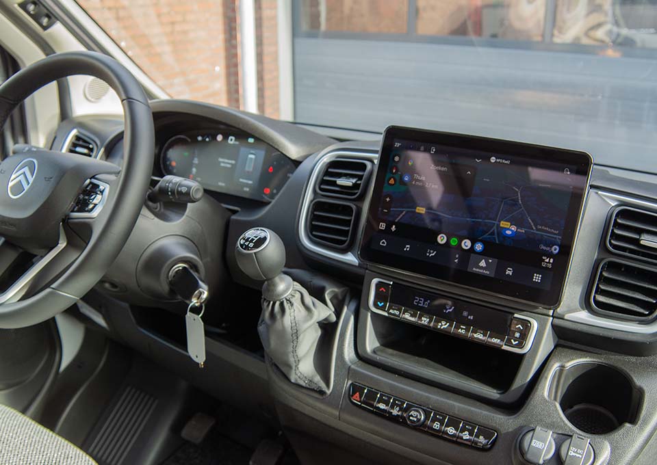 Citro&euml;n radio met ingebouwde navigatie en veel andere luxe rijcomfortopties en hulpsystemen in de P&ouml;ssl Roadstar 600L 2026 te huur bij Campertrek