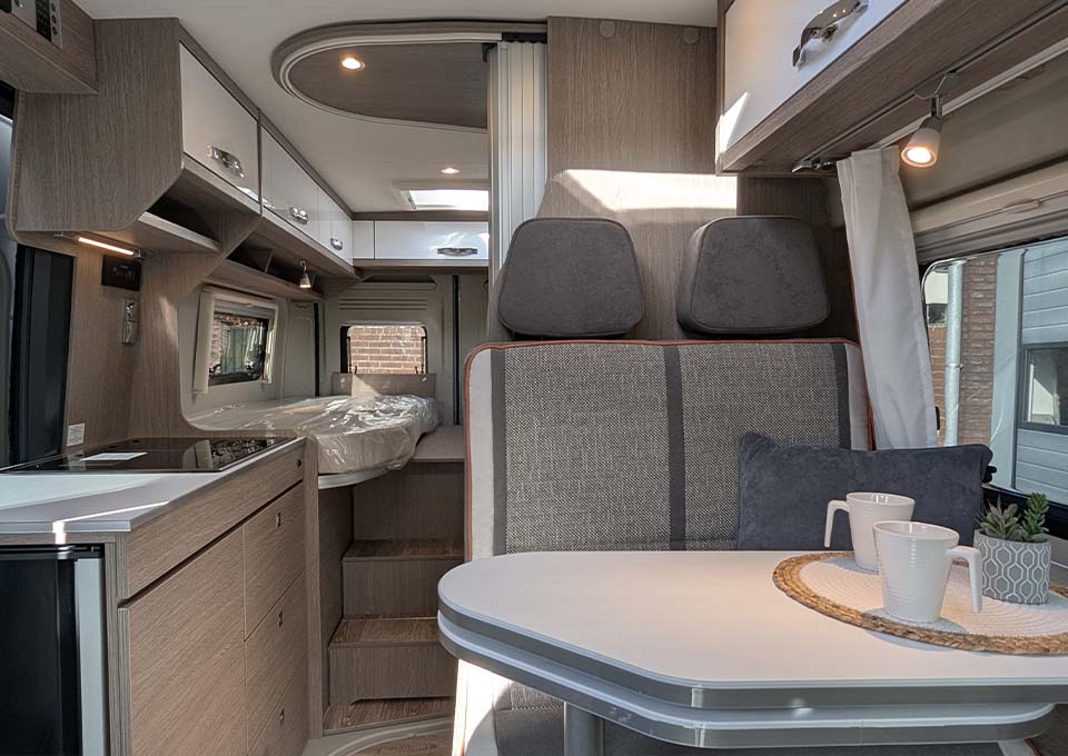 Het interieur van een P&ouml;ssl Roadstar 600L huurcamper in de mooie uitvoering Elegance
