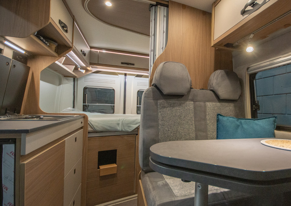 Het interieur van huurcamper Possl Roadcamp R heeft een nieuwe styling gekregen