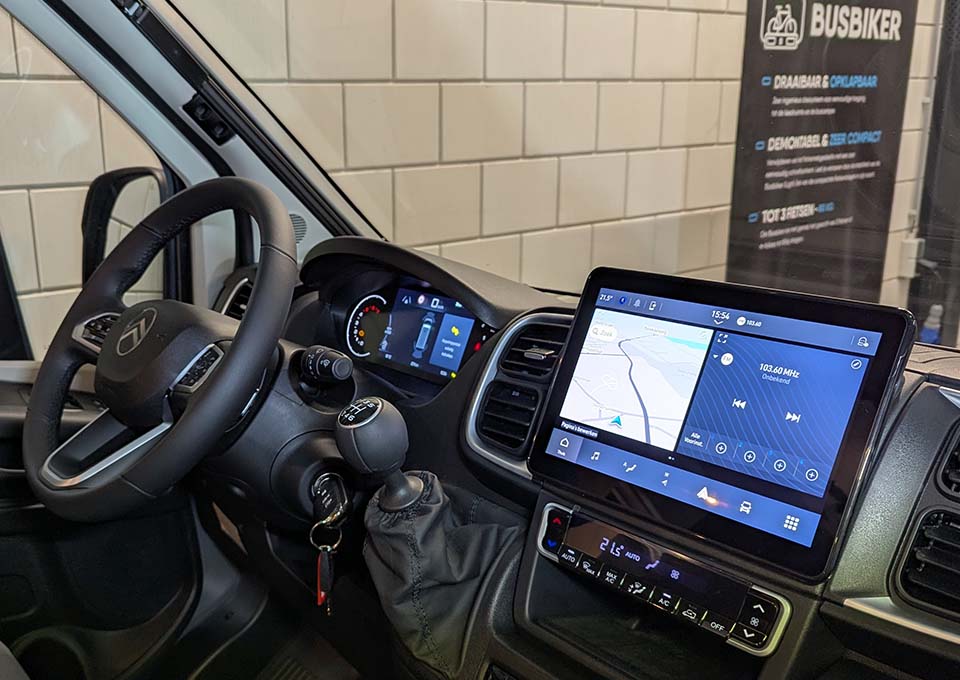 De P&ouml;ssl Roadcamp R is utgerust met een dab+ radio met groot scherm en ingebouwde navigatie.