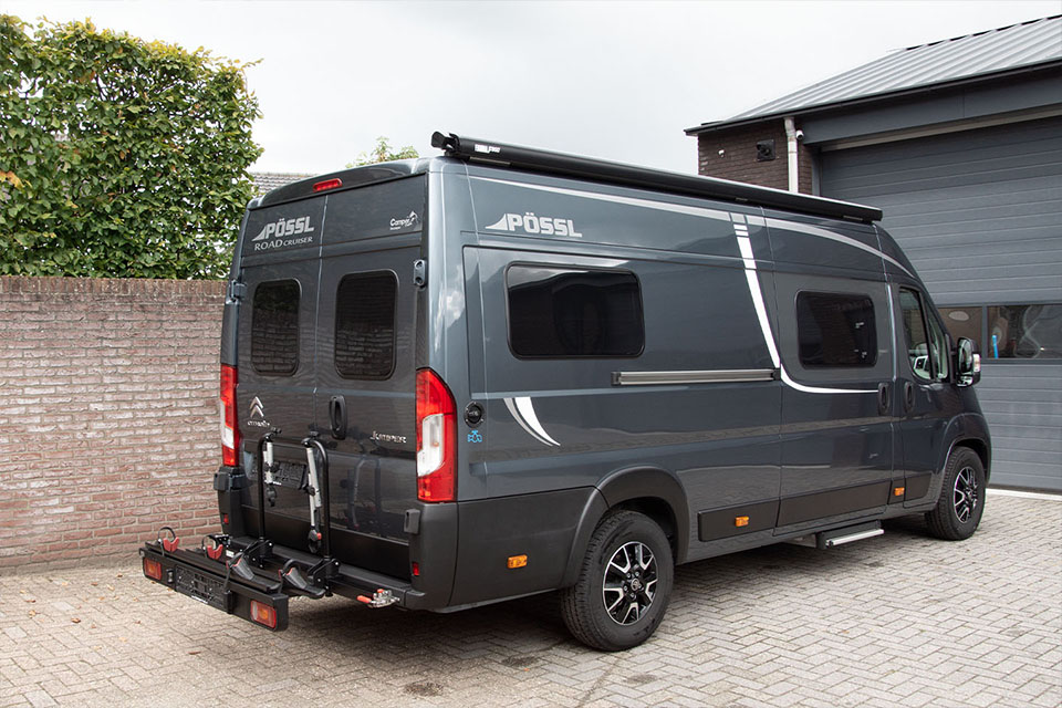 Buitenzijde van de Pössl Roadcruiser uitgerust met een Busbiker fietsendrager zodat e-bikers mee kunnen bij een camper huren.