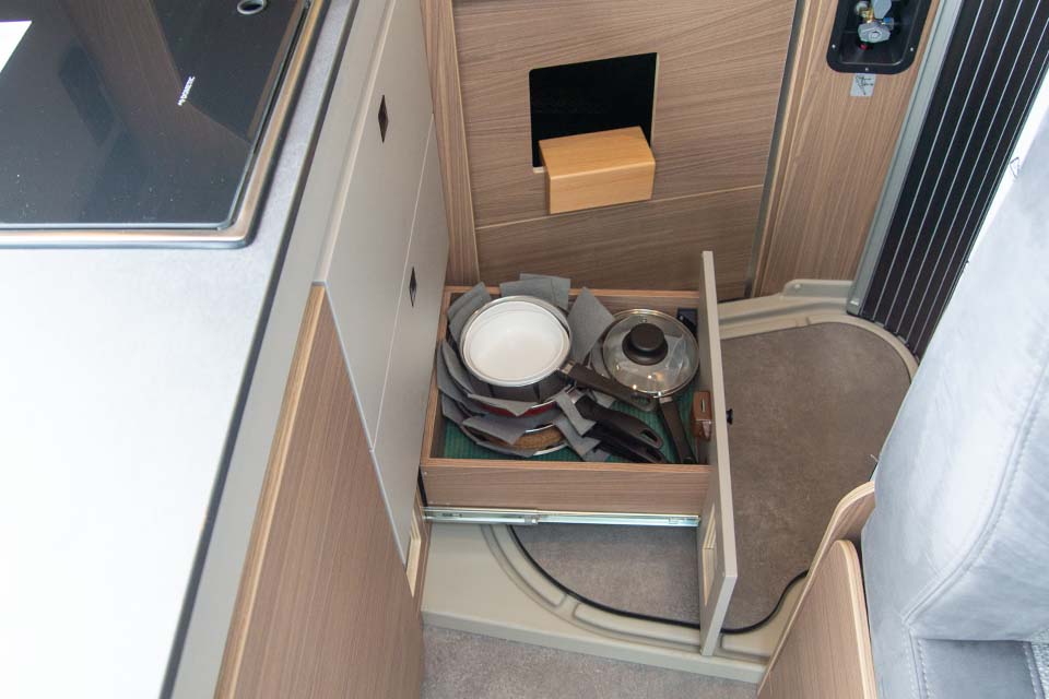 Een camper huren met inventaris, voorbeeld van de huisraad in de keukenlades