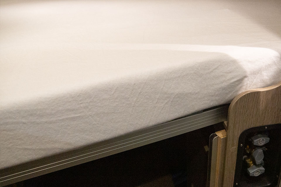 Een molton van zware kwaliteit voor buscampers met een dwarsbed.