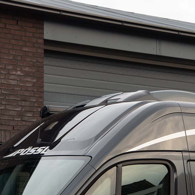 Een Polyester dakspoiler voor je buscamper is niet alleen een mooi stylingselement, het vermindert het geruis van het dakluik aanzienlijk