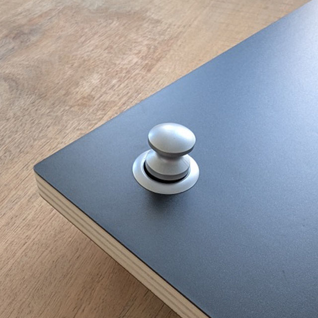 Detailfoto van het kussenbord voor de plissé verduistering in de achterdeur van de Pössl buscamper.