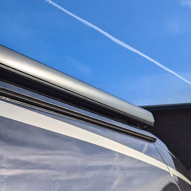 Regengoot met dimbare ledverlichting boven de schuifdeur van de P&ouml;ssl 2Win R Performance