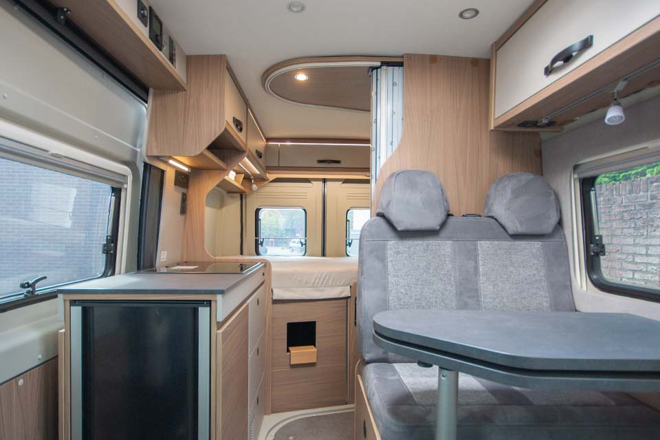 Het interieur van huurcamper Possl Roadcamp R heeft een nieuwe styling gekregen