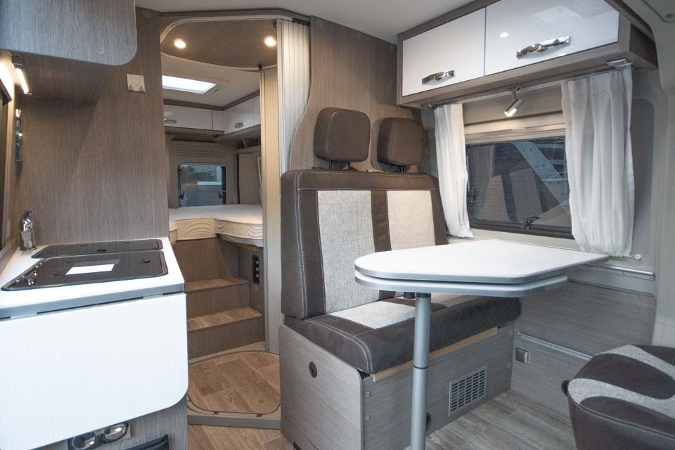 Interieur van een Pössl Roadcruiser uit de camperverhuur van Campertrek Buscampers.