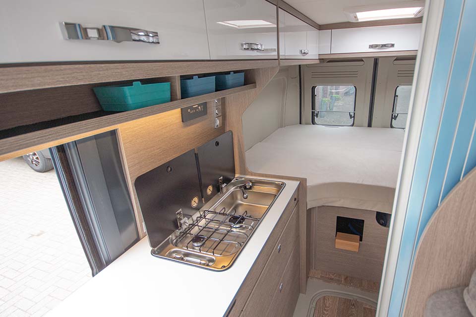 De 2Win R S die bij Campertrek te koop is heeft een ruimtedouche en groot dwarsbed