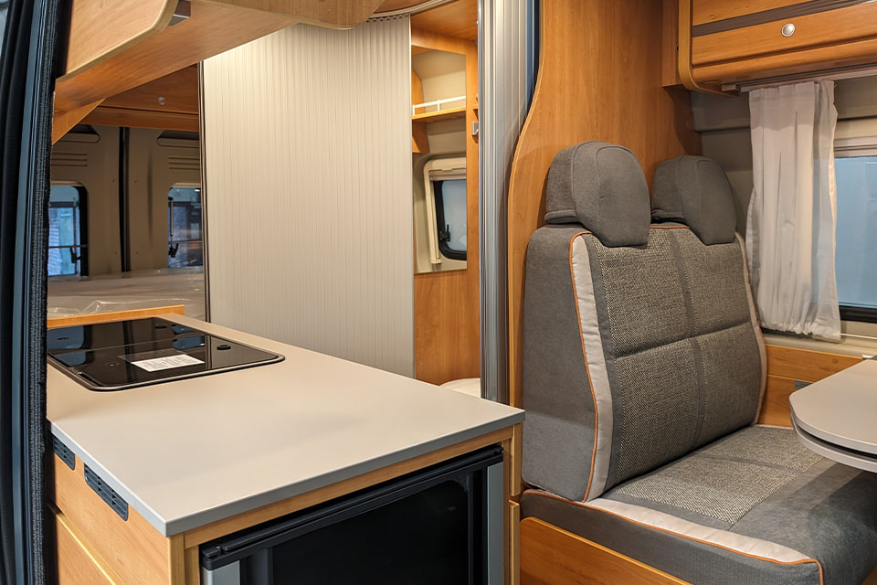 Interieur van de Pössl 2Win R S Plus uit 2024 in woonwereld Calva Apfel