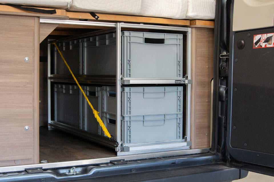 Het ladesysteem voor de Carado en Sunlight buscamper wordt opgesloten gemonteerd in de ruimte onder het bed.