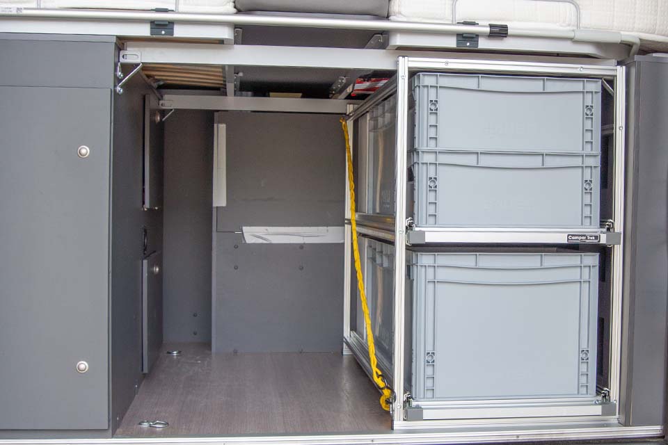 Een op maat gemaakt ladesysteem voor de Adria Twin 640 SLB heeft lades van 1100mm diep om makkelijker bij al je spullen te kunnen komen