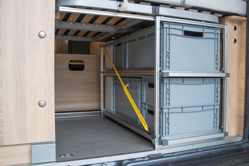 De ladesystemen van Campertrek zijn naar wens uit te rusten met Table Fix voor het vastzetten van tafel en stoelen aan de zijkant van het frame.
