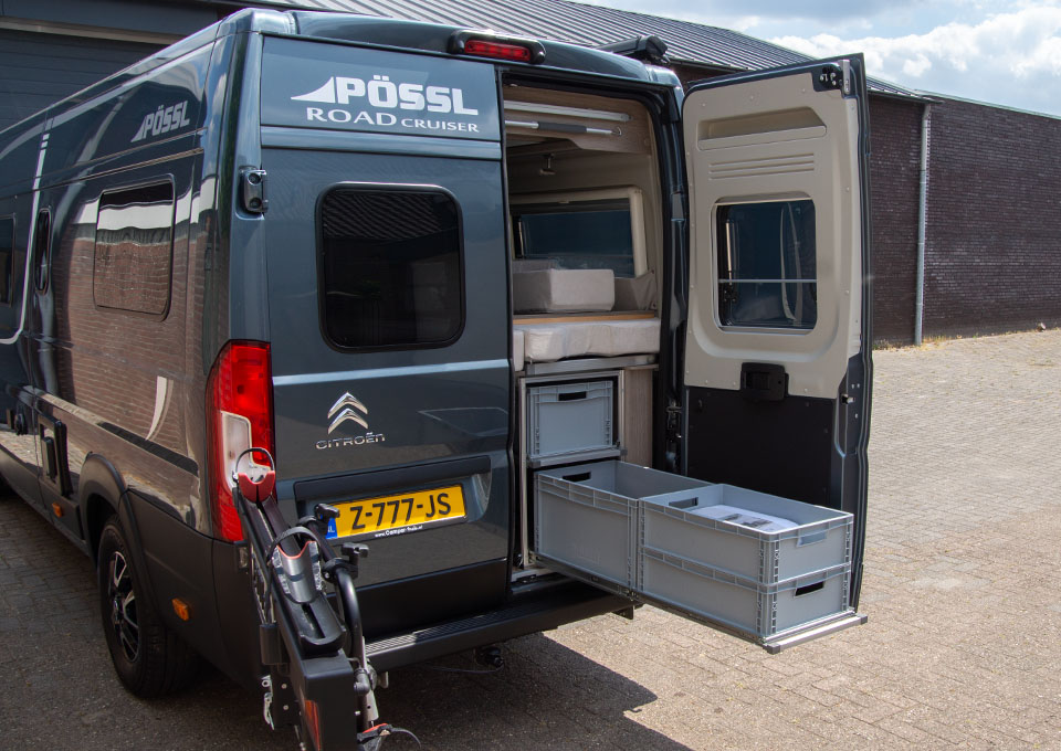 Possl Roadcruiser met geopende achterdeuren en ladesysteem