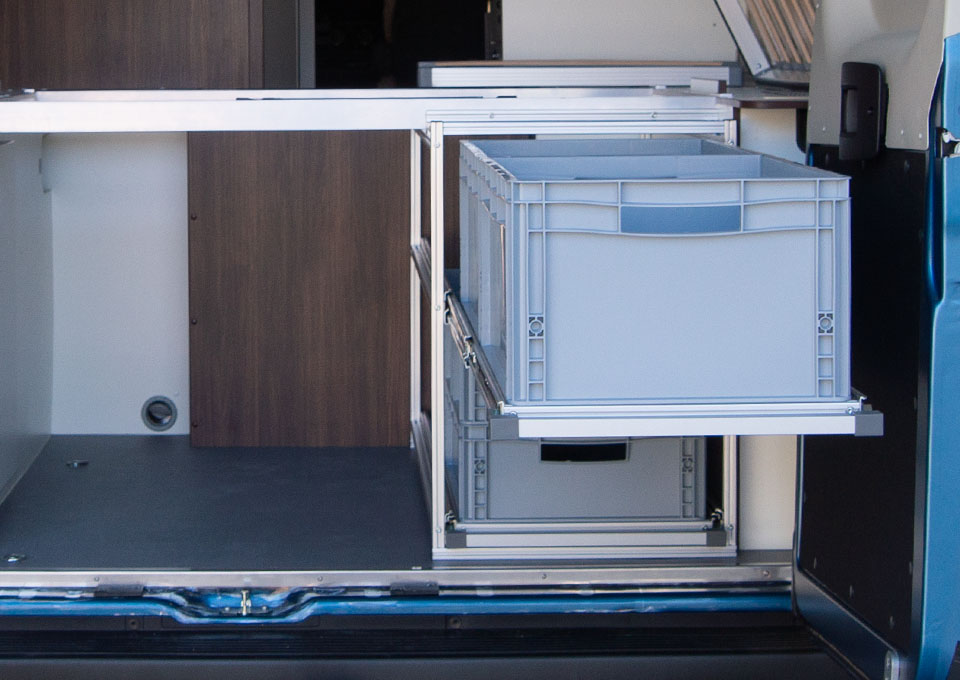 Vooraanzicht van het ladesysteem voor Euroboxen van 400mm breed dat pasklaar ontworpen is voor de Summit 640