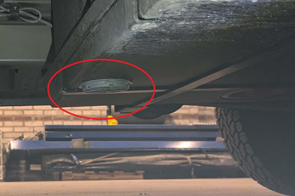 De MOPEKA watertanksensor is aan de onderkant van de vuilwatertank bevestigd.